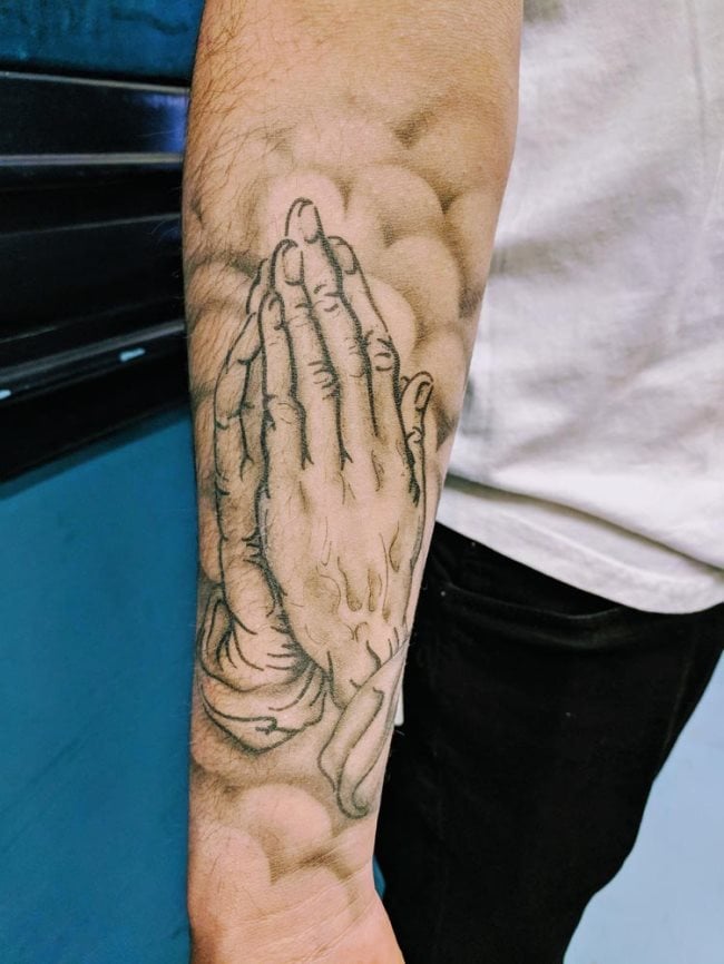 tatuaje manos rezando 43