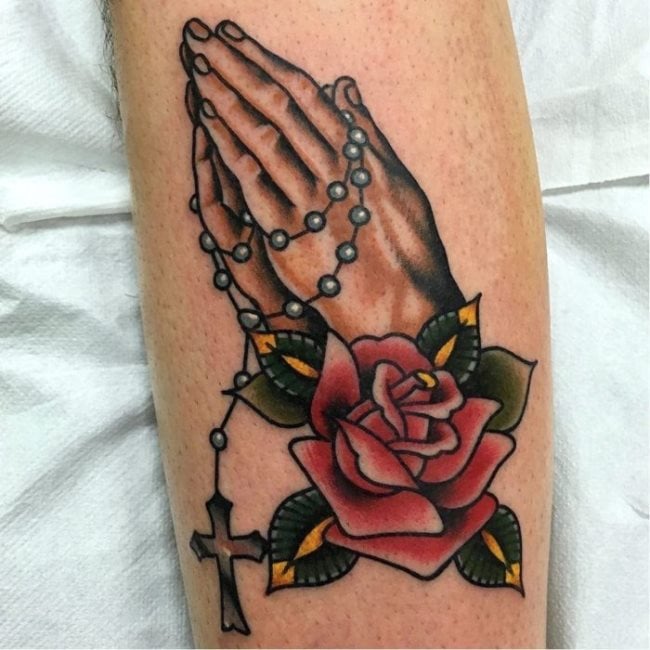 tatuaje manos rezando 47