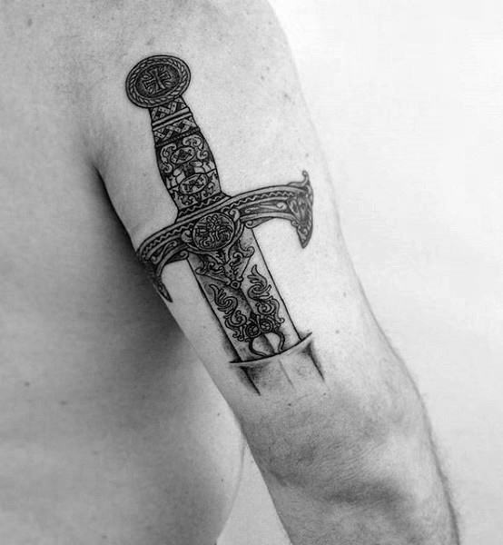 tatuaje parte posterior brazo 87