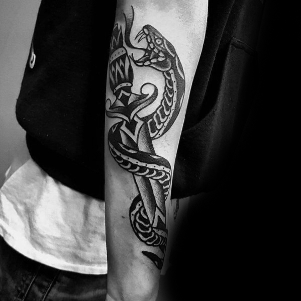 tatuaje serpiente y daga 01