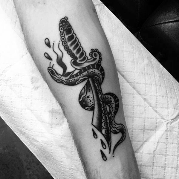 tatuaje serpiente y daga 05