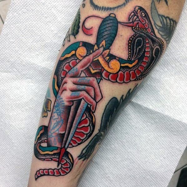 tatuaje serpiente y daga 33