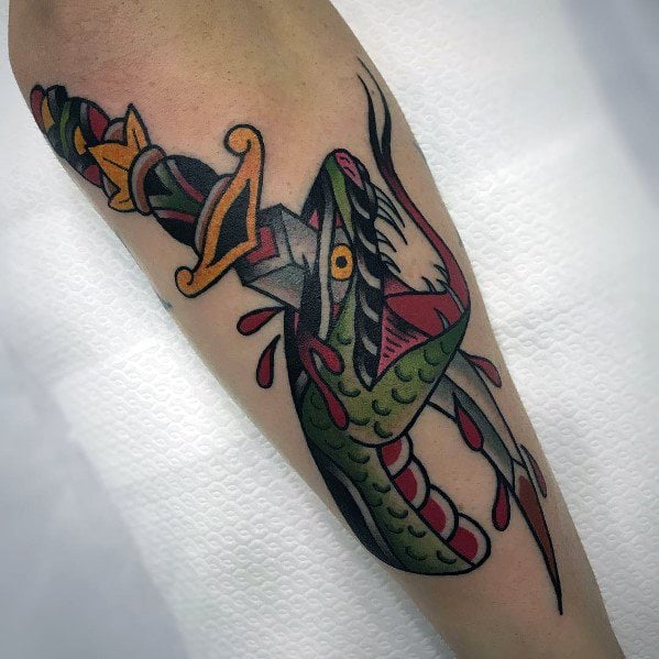 Tatuaje de serpiente con una daga: Un símbolo de fertilidad y renovación