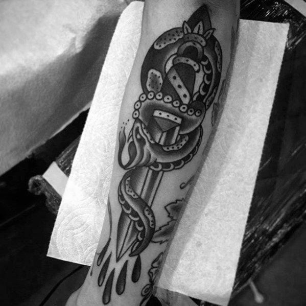 tatuaje serpiente y daga 45