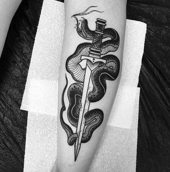 tatuaje serpiente y daga 47