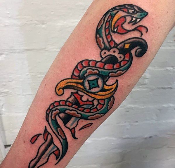tatuaje serpiente y daga 51