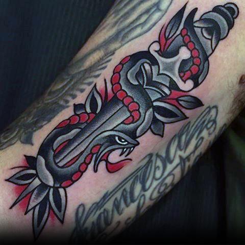 tatuaje serpiente y daga 69