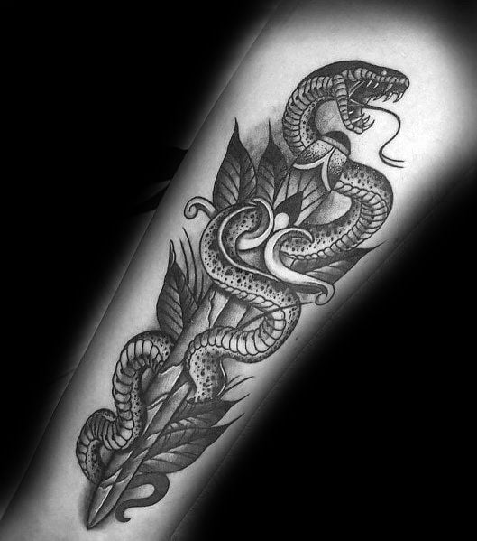 tatuaje serpiente y daga 75