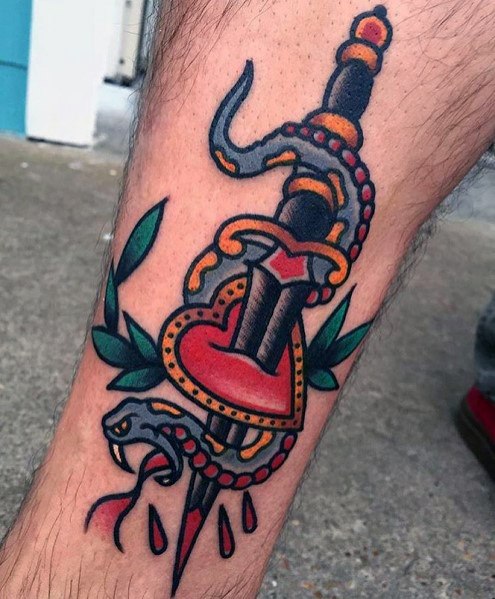 tatuaje serpiente y daga 77