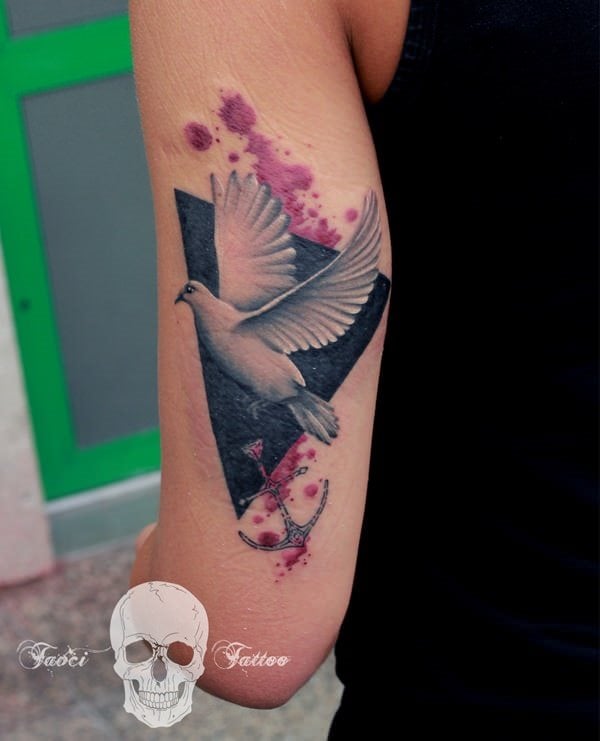 Tatouage pigeon (ou colombe de la paix) : Signification et dessins pour femmes et hommes