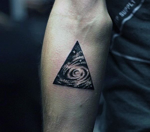 tatouage triangle 53