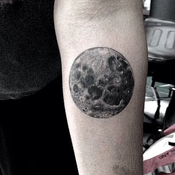 tatouage lune 133