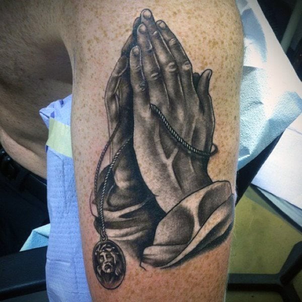 tatouage mains en priere 11