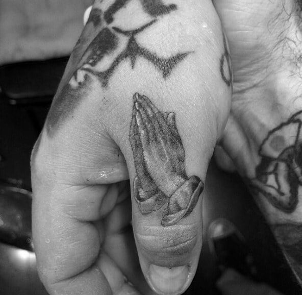tatouage mains en priere 143