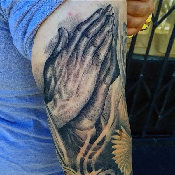 tatouage mains en priere 15