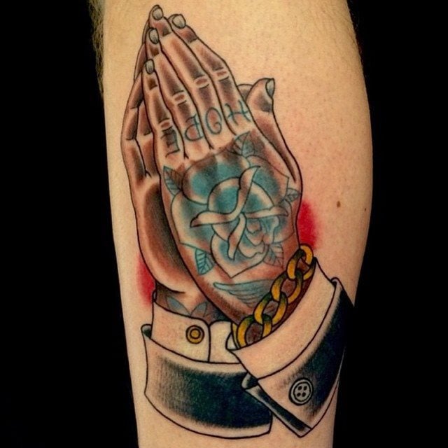 tatouage mains en priere 197
