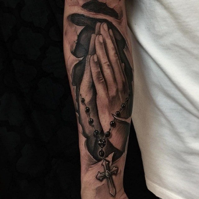 tatouage mains en priere 237