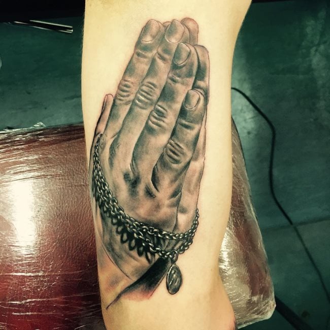 tatouage mains en priere 241