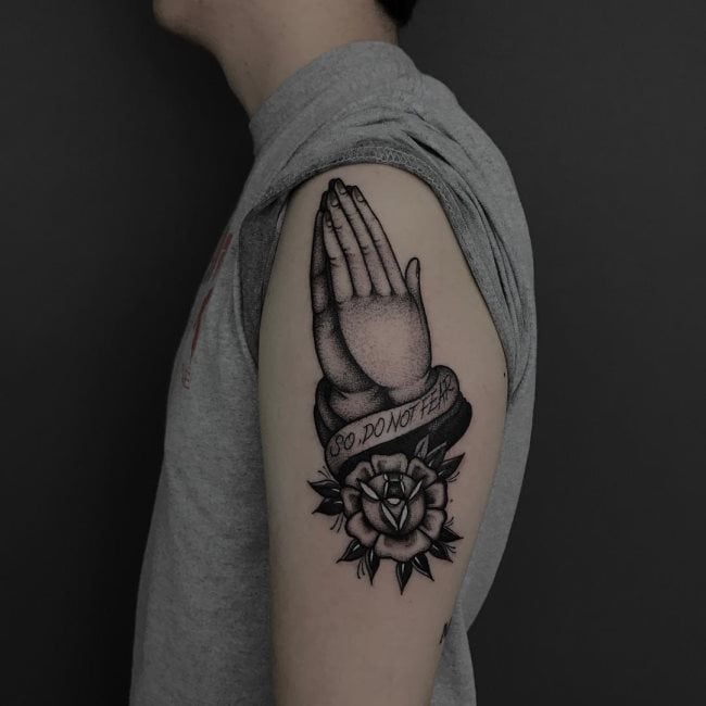 tatouage mains en priere 297