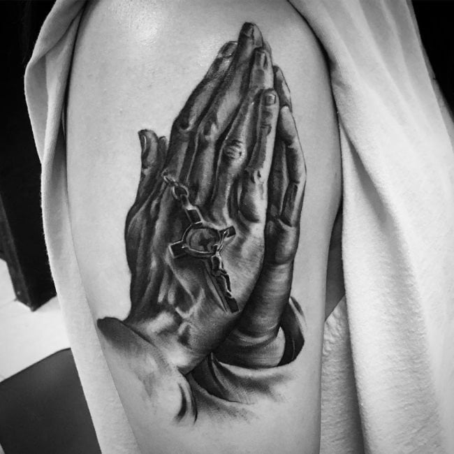 tatouage mains en priere 329
