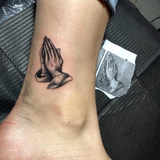 tatouage mains en priere 383