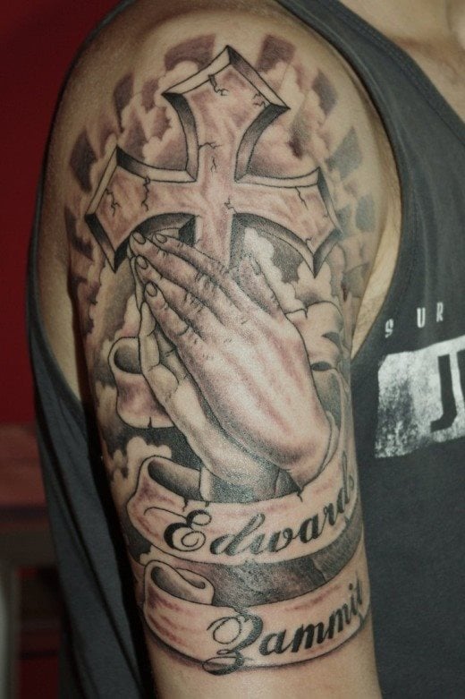 tatouage mains en priere 407