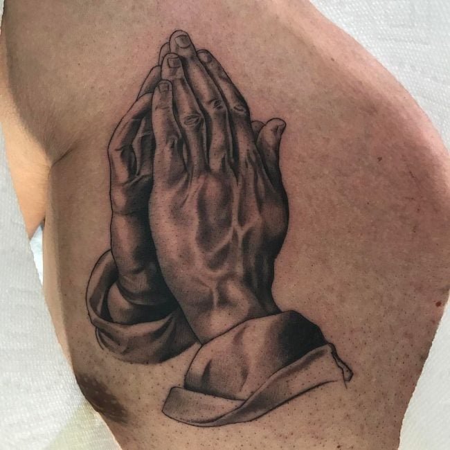 tatouage mains en priere 41