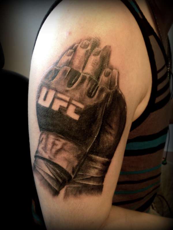 tatouage mains en priere 411