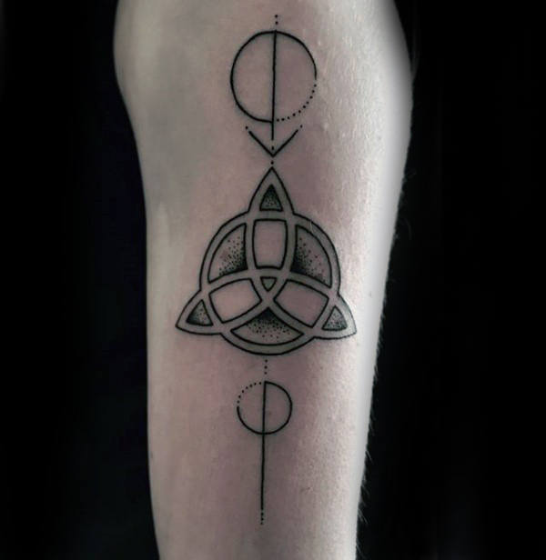 tatouage symbole de la triquetra 09