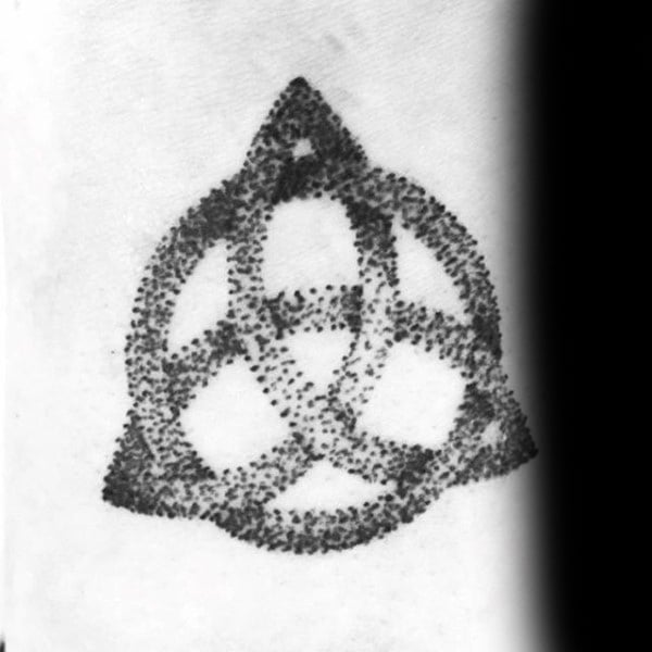 tatouage symbole de la triquetra 101