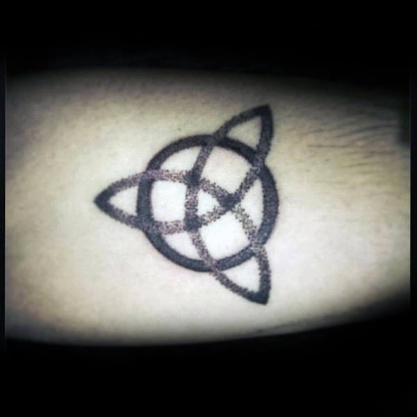 tatouage symbole de la triquetra 103
