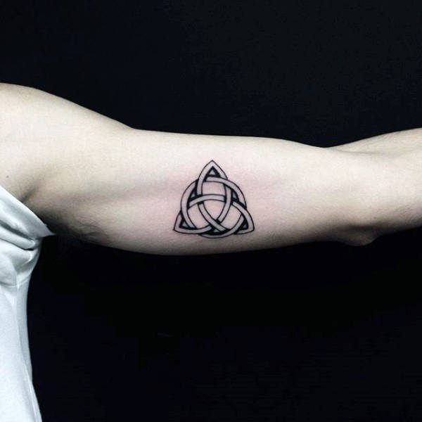 tatouage symbole de la triquetra 31