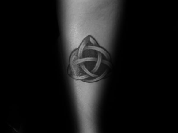 tatouage symbole de la triquetra 33