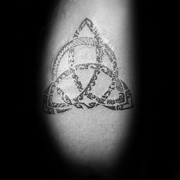 tatouage symbole de la triquetra 87