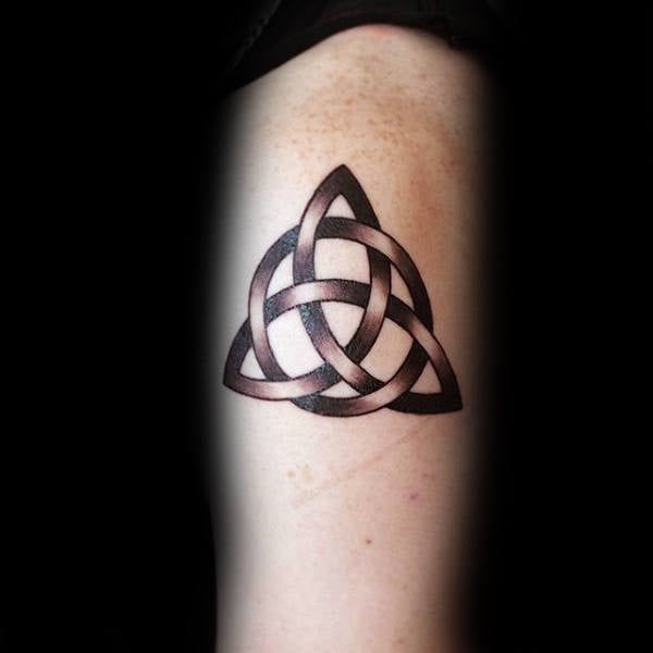 tatouage symbole de la triquetra 89