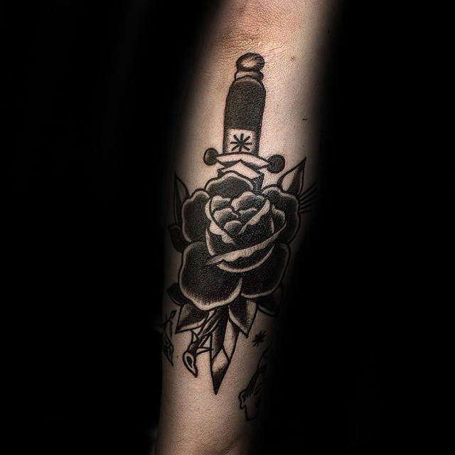 tatouage rose noire 16