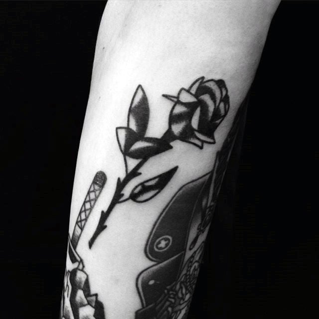 tatouage rose noire 40