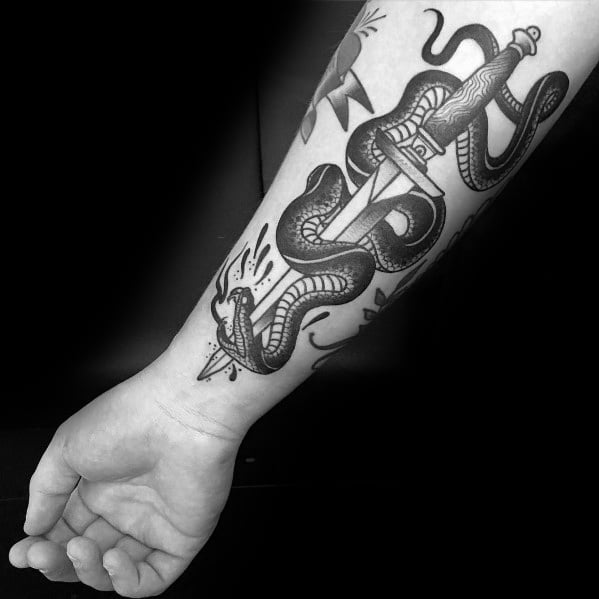 tatouage serpent et dague 81