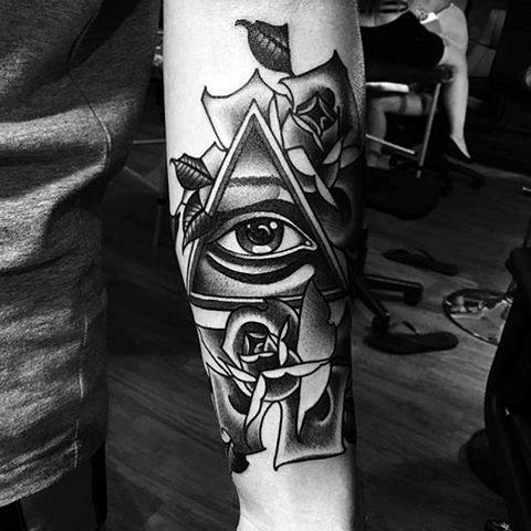 tatouage symbole illuminati 124