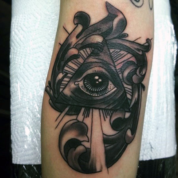 tatouage symbole illuminati 136
