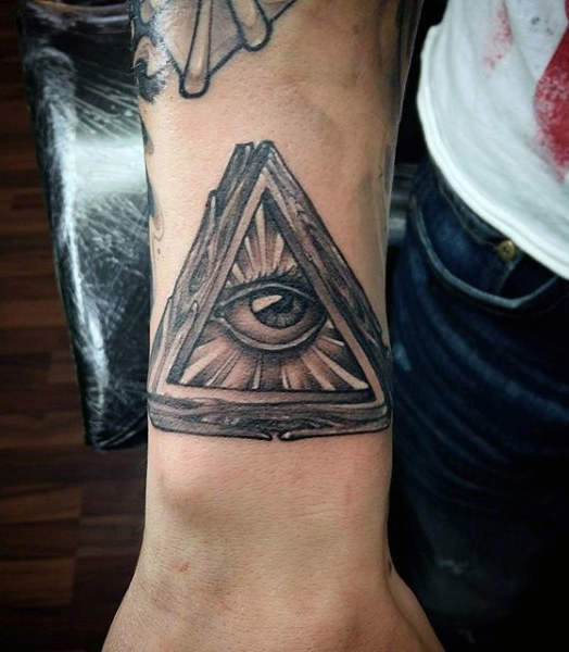 tatouage symbole illuminati 142