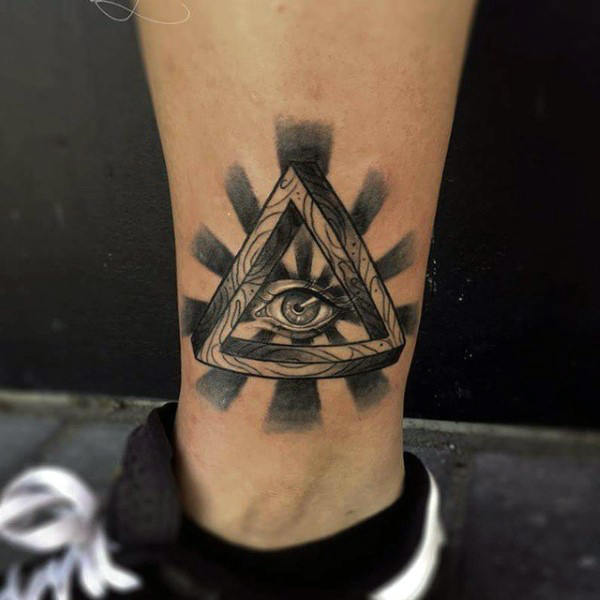 tatouage symbole illuminati 202