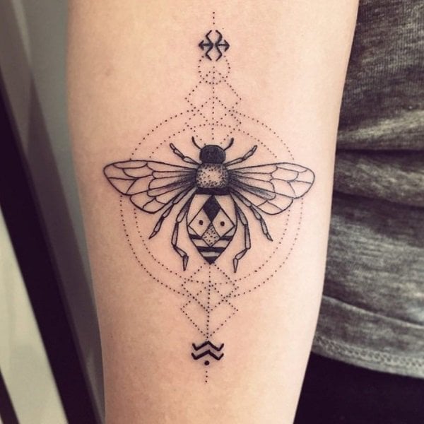 tatouage abeille 116