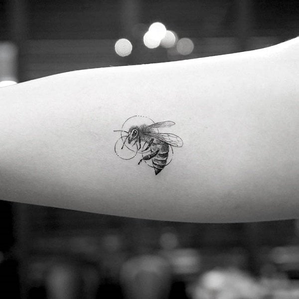 tatouage abeille 272