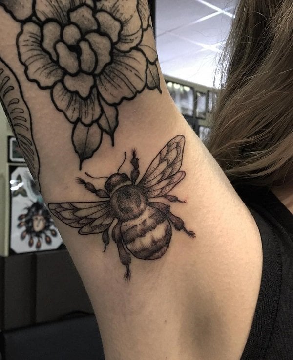 tatouage abeille 285