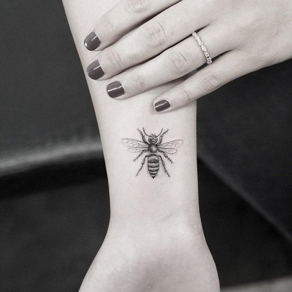 tatouage abeille 298