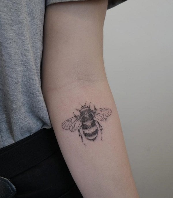 tatouage abeille 64