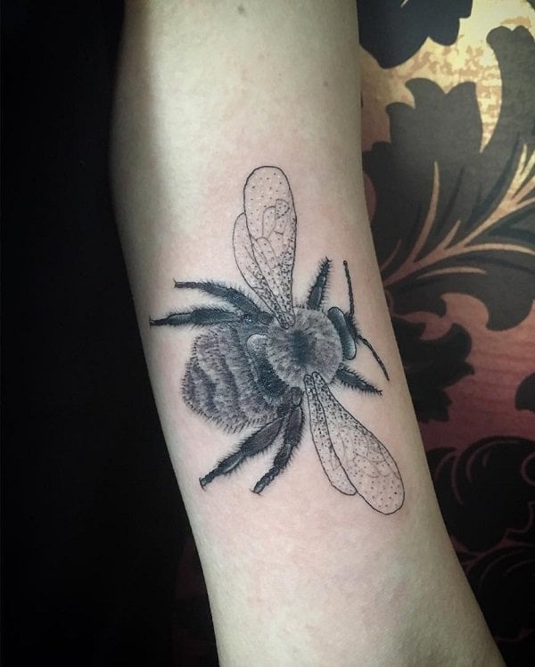 tatouage abeille 77
