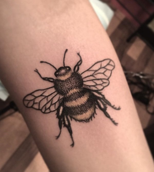 tatouage abeille 935