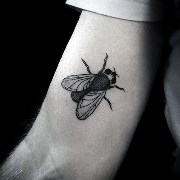 Tatouage de mouche : Significations, dessins et motifs les plus tatoués